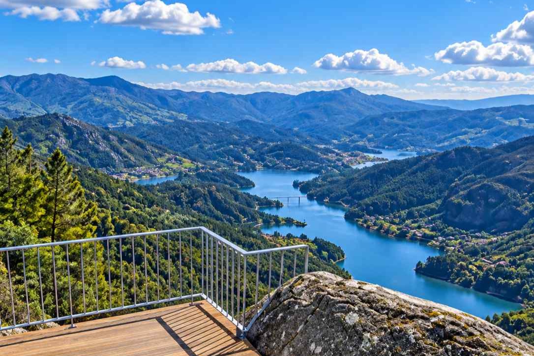 Vista da plataforma do Miradouro da Pedra Bela sobre a albufeira da Caniçada e as montanhas do Gerês