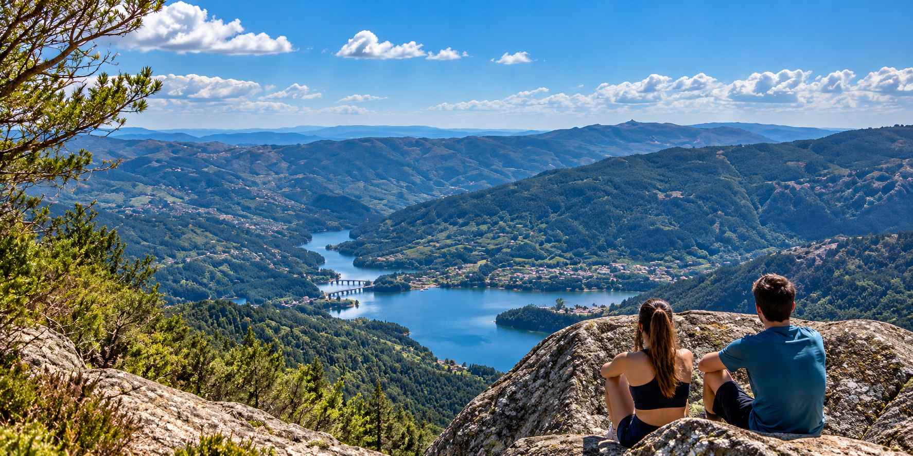 Vista do Miradouro da Pedra Bela sobre a serra do Gerês e a albufeira da Caniçada