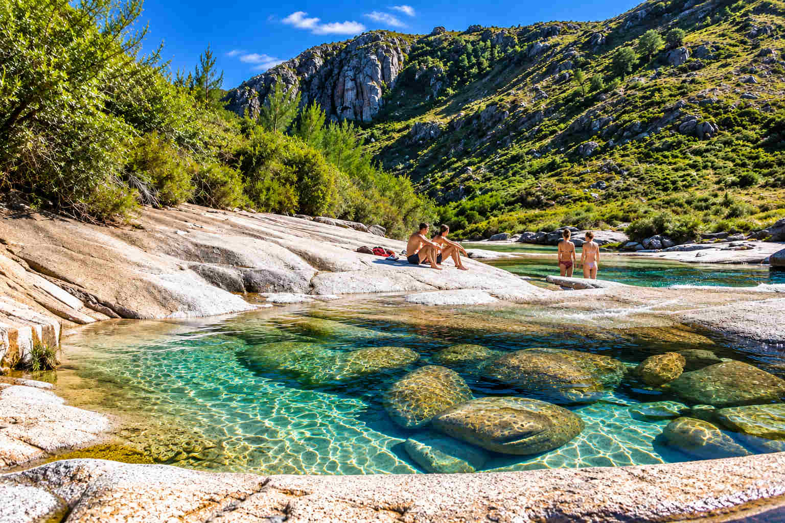 Sete Lagoas no Gerês, com águas cristalinas entre formações rochosas